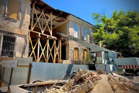 В Одесі готують до відновлення будинок після березневого обстрілу (фото)