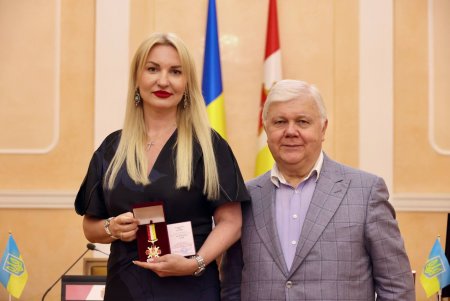 До Дня Конституції в Одесі відзначили службовців місцевого самоврядування (фото)