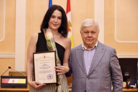 До Дня Конституції в Одесі відзначили службовців місцевого самоврядування (фото)