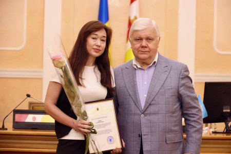 До Дня Конституції в Одесі відзначили службовців місцевого самоврядування (фото)