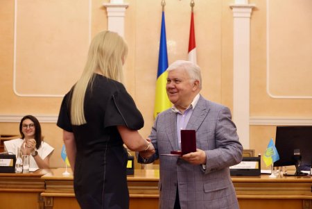 До Дня Конституції в Одесі відзначили службовців місцевого самоврядування (фото)