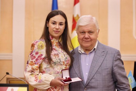До Дня Конституції в Одесі відзначили службовців місцевого самоврядування (фото)