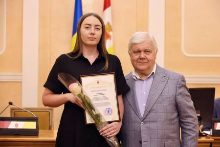 До Дня Конституції в Одесі відзначили службовців місцевого самоврядування (фото)