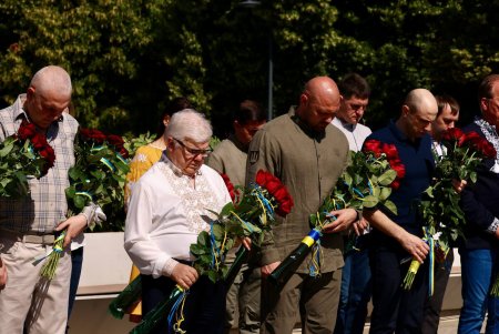 У День Конституції в Одесі вшанували пам'ять полеглих захисників (фото)