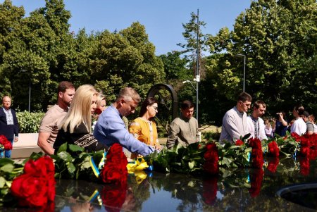 У День Конституції в Одесі вшанували пам'ять полеглих захисників (фото)