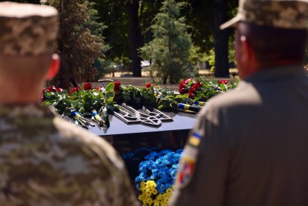 У День Конституції в Одесі вшанували пам'ять полеглих захисників (фото)