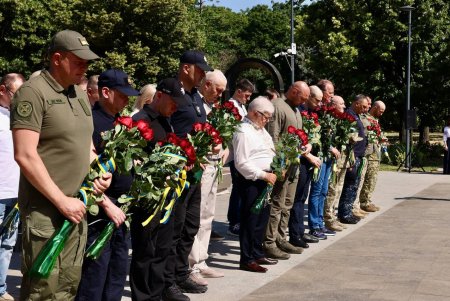 У День Конституції в Одесі вшанували пам'ять полеглих захисників (фото)