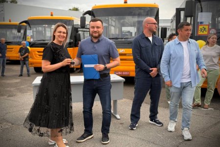 Одеса отримала два нові інклюзивні шкільні автобуси (фото)