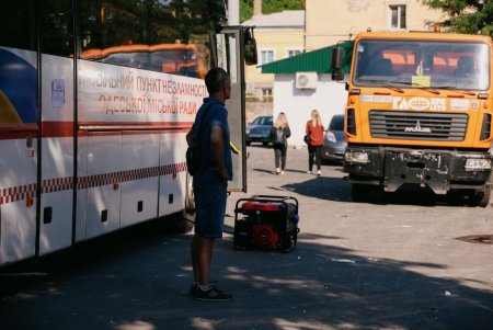 Тривають роботи з ліквідації наслідків ранкової атаки (фоторепортаж)