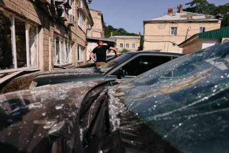 Тривають роботи з ліквідації наслідків ранкової атаки (фоторепортаж)