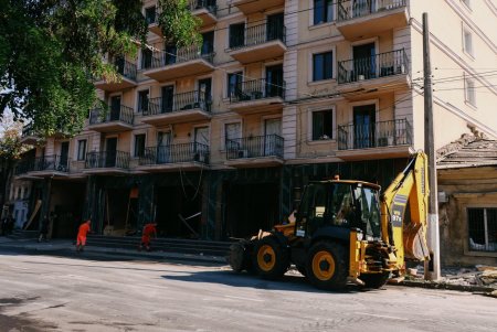 Тривають роботи з ліквідації наслідків ранкової атаки (фоторепортаж)