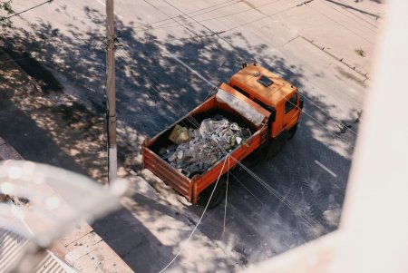 Тривають роботи з ліквідації наслідків ранкової атаки (фоторепортаж)