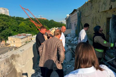 Тривають роботи з ліквідації наслідків ранкової атаки (фоторепортаж)