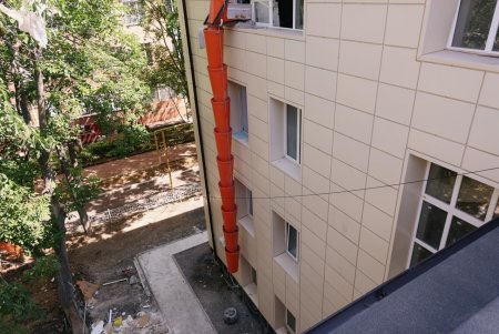 В Одесі триває відновлення пологового будинку № 5 після ворожої атаки (фото)