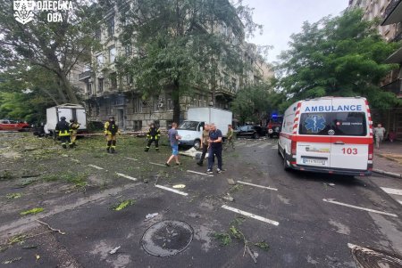 Ракетно-дронова атака на Одещину: у центрі Одеси пошкоджені будинки, двоє постраждалих
