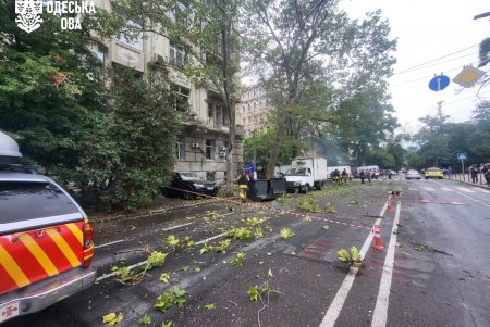 Ракетно-дронова атака на Одещину: у центрі Одеси пошкоджені будинки, двоє постраждалих