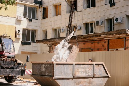 У пологовому будинку №5 завершуються протиаварійні роботи після ворожого удару (фото) У пологовому будинку №5 завершуються протиаварійні роботи після ворожого удару (фото)