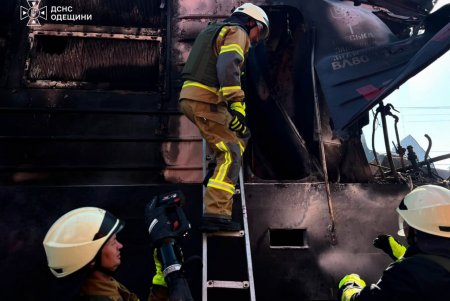 Реактивний БпЛА влучив у локомотив пасажирського поїзда на Одещині: загинули двоє залізничників (фото)