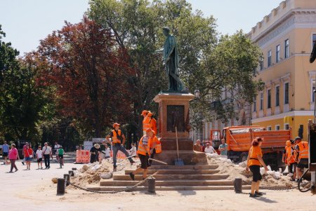 З пам’ятника Дюку зняли захисні елементи для оцінки стану (фото, відео)