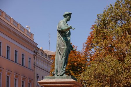З пам’ятника Дюку зняли захисні елементи для оцінки стану (фото, відео)