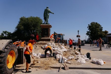 З пам’ятника Дюку зняли захисні елементи для оцінки стану (фото, відео)