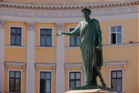 З пам’ятника Дюку зняли захисні елементи для оцінки стану (фото, відео)