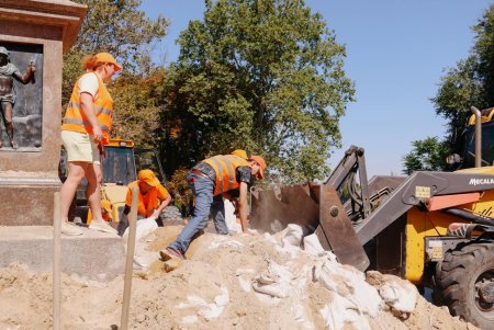 З пам’ятника Дюку зняли захисні елементи для оцінки стану (фото, відео)