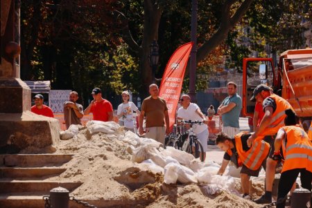 З пам’ятника Дюку зняли захисні елементи для оцінки стану (фото, відео)