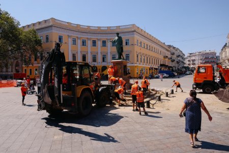 З пам’ятника Дюку зняли захисні елементи для оцінки стану (фото, відео)