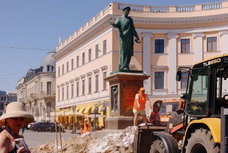 З пам’ятника Дюку зняли захисні елементи для оцінки стану (фото, відео)