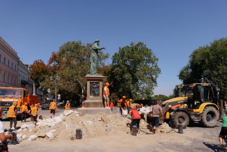 З пам’ятника Дюку зняли захисні елементи для оцінки стану (фото, відео)