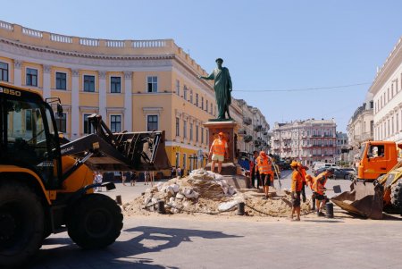 З пам’ятника Дюку зняли захисні елементи для оцінки стану (фото, відео)