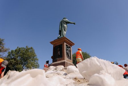 З пам’ятника Дюку зняли захисні елементи для оцінки стану (фото, відео)