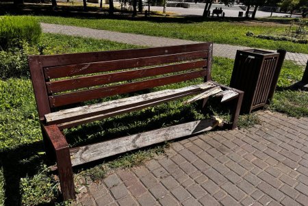 Комунальники щодня фіксують акти вандалізму (фото) Комунальники щодня фіксують акти вандалізму (фото)