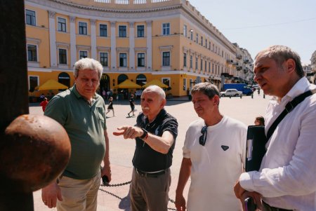 Пам’ятник Дюку де Рішельє обстежили після зняття захисту (фото, відео) Пам’ятник Дюку де Рішельє обстежили після зняття захисту (фото, відео)