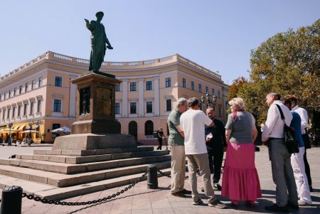 Пам’ятник Дюку де Рішельє обстежили після зняття захисту (фото, відео) Пам’ятник Дюку де Рішельє обстежили після зняття захисту (фото, відео)
