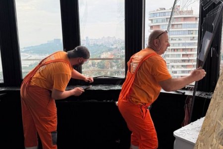Комунальні служби ліквідовують наслідки ворожої атаки (фото)
