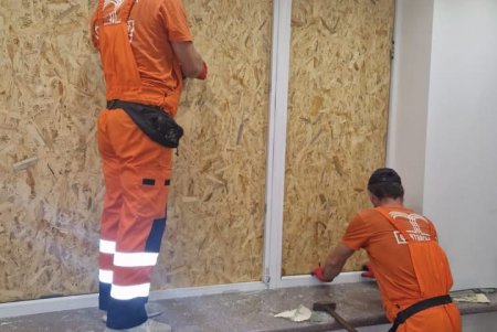 Комунальні служби ліквідовують наслідки нічної атаки на Одесу (фото) Комунальні служби ліквідовують наслідки нічної атаки на Одесу (фото)