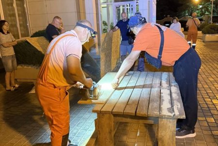Комунальні служби ліквідовують наслідки нічної атаки на Одесу (фото) Комунальні служби ліквідовують наслідки нічної атаки на Одесу (фото)