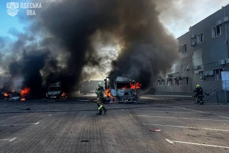 Внаслідок атаки на Одещину пошкоджено склади та вантажівки: є постраждалі