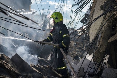 Внаслідок чергової російської атаки на Одесу сталася пожежа у квартирах 25-поверхового житлового будинку — горіли помешкання з 21-го по 23-й поверх (фото)
