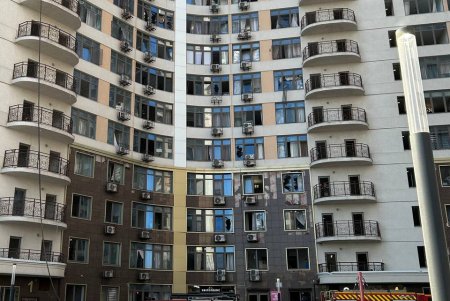 Внаслідок чергової російської атаки на Одесу сталася пожежа у квартирах 25-поверхового житлового будинку — горіли помешкання з 21-го по 23-й поверх (фото)