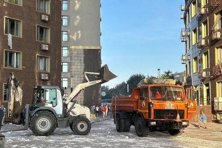Внаслідок чергової російської атаки на Одесу сталася пожежа у квартирах 25-поверхового житлового будинку — горіли помешкання з 21-го по 23-й поверх (фото)
