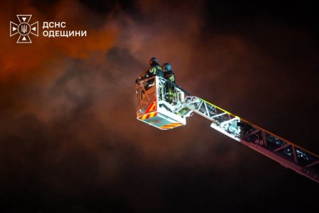 Росіяни вдарили по розподільчому центру «Сільпо» в Одесі: спалахнула масштабна пожежа (фото)
