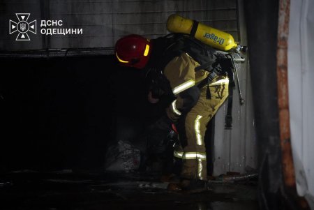 Росіяни вдарили по розподільчому центру «Сільпо» в Одесі: спалахнула масштабна пожежа (фото)