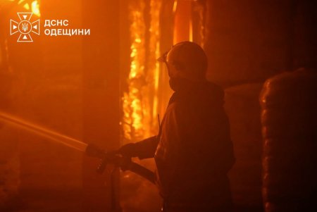 Росіяни вдарили по розподільчому центру «Сільпо» в Одесі: спалахнула масштабна пожежа (фото)