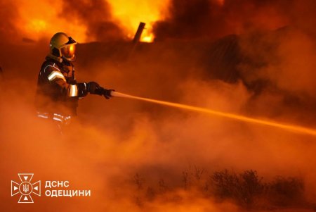 Росіяни вдарили по розподільчому центру «Сільпо» в Одесі: спалахнула масштабна пожежа (фото)