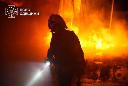 Росіяни вдарили по розподільчому центру «Сільпо» в Одесі: спалахнула масштабна пожежа (фото)