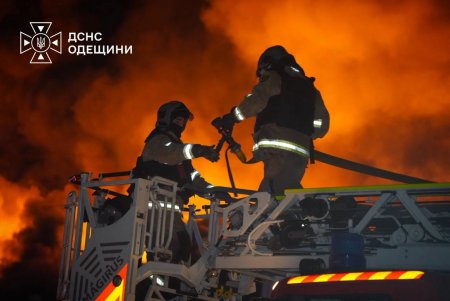 Росіяни вдарили по розподільчому центру «Сільпо» в Одесі: спалахнула масштабна пожежа (фото)
