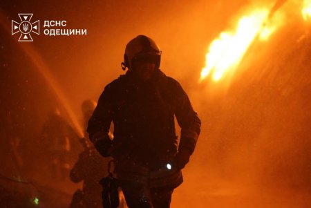 Росіяни вдарили по розподільчому центру «Сільпо» в Одесі: спалахнула масштабна пожежа (фото)
